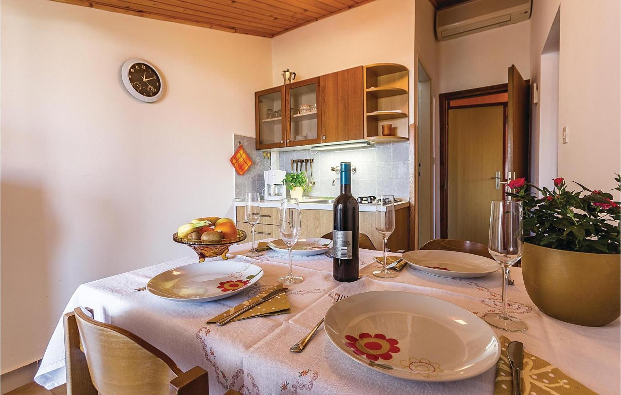 Apartment Beautiful Apartment In Pula With Kitchen *