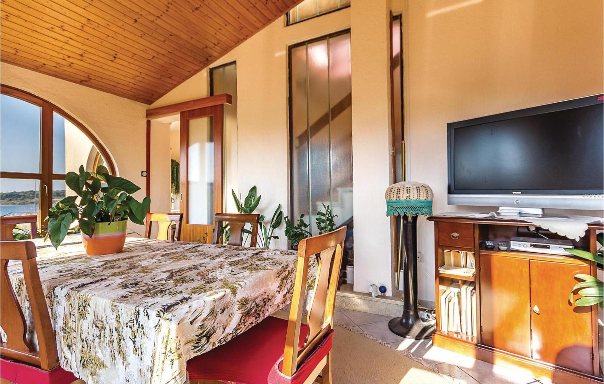 Apartment Beautiful Apartment In Pula With Kitchen *