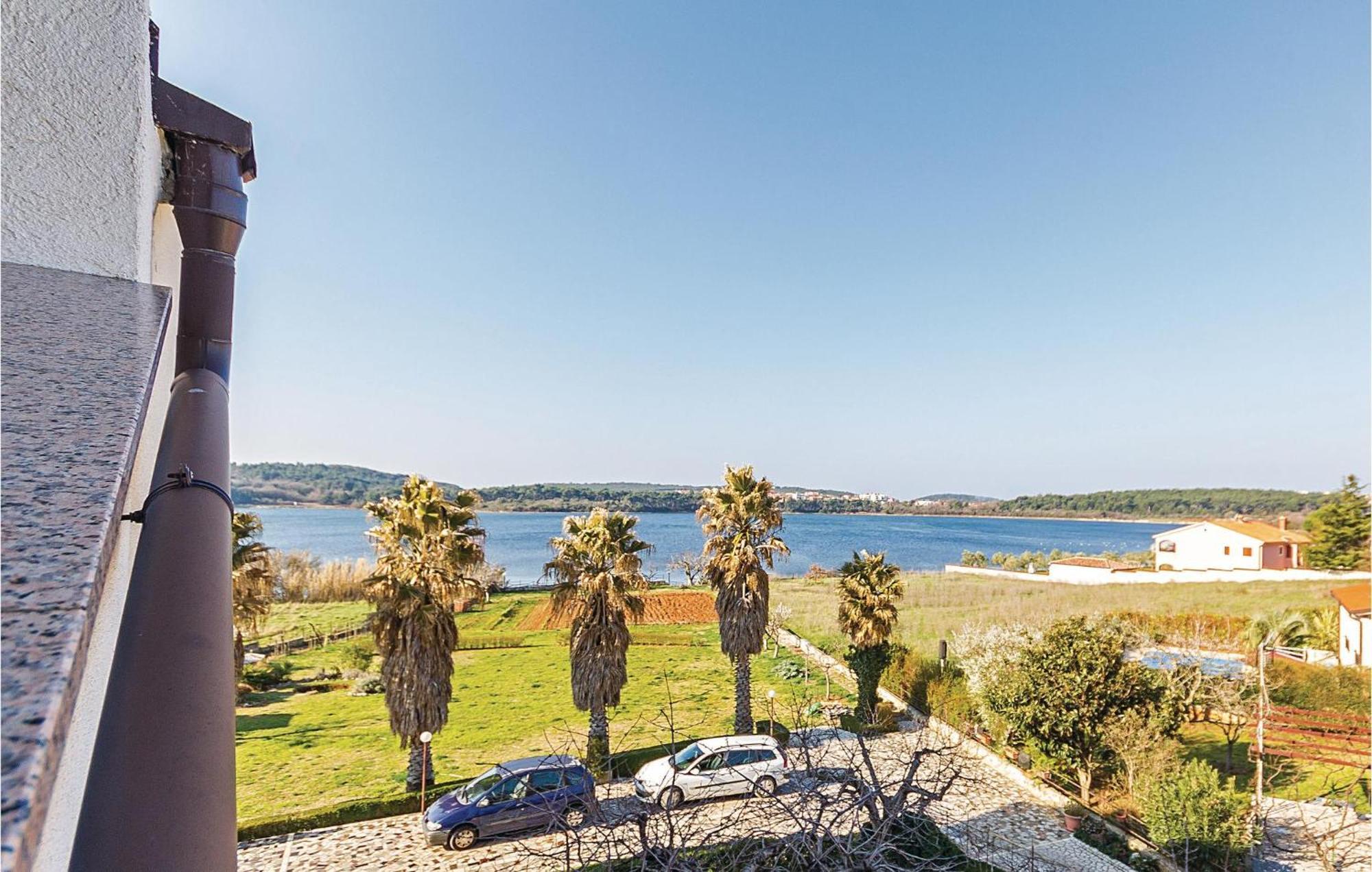 Beautiful Apartment In Pula With Kitchen Pula
