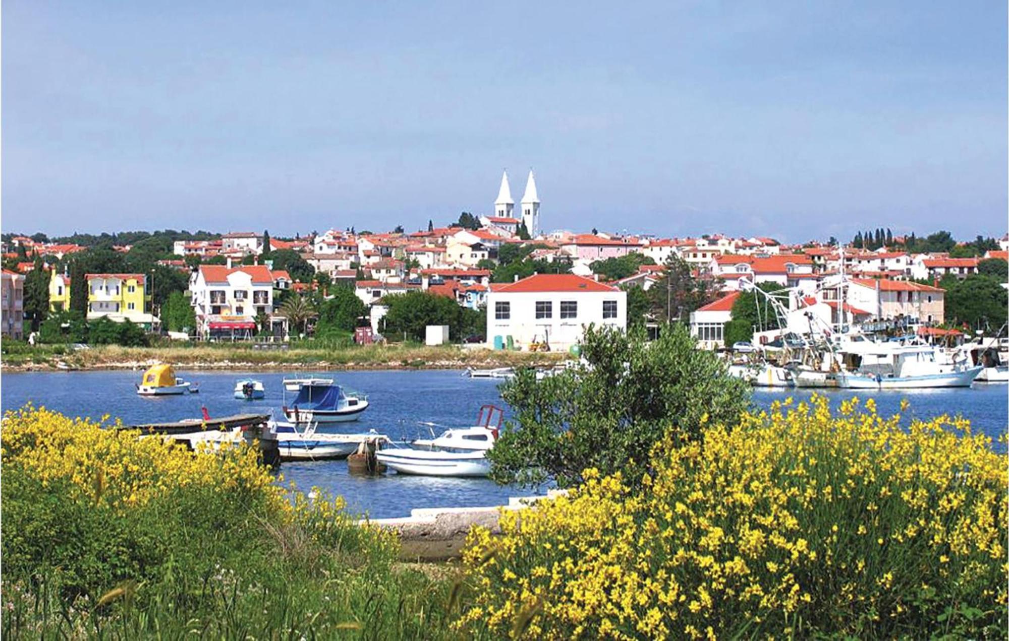 Apartment Beautiful Apartment In Pula With Kitchen *